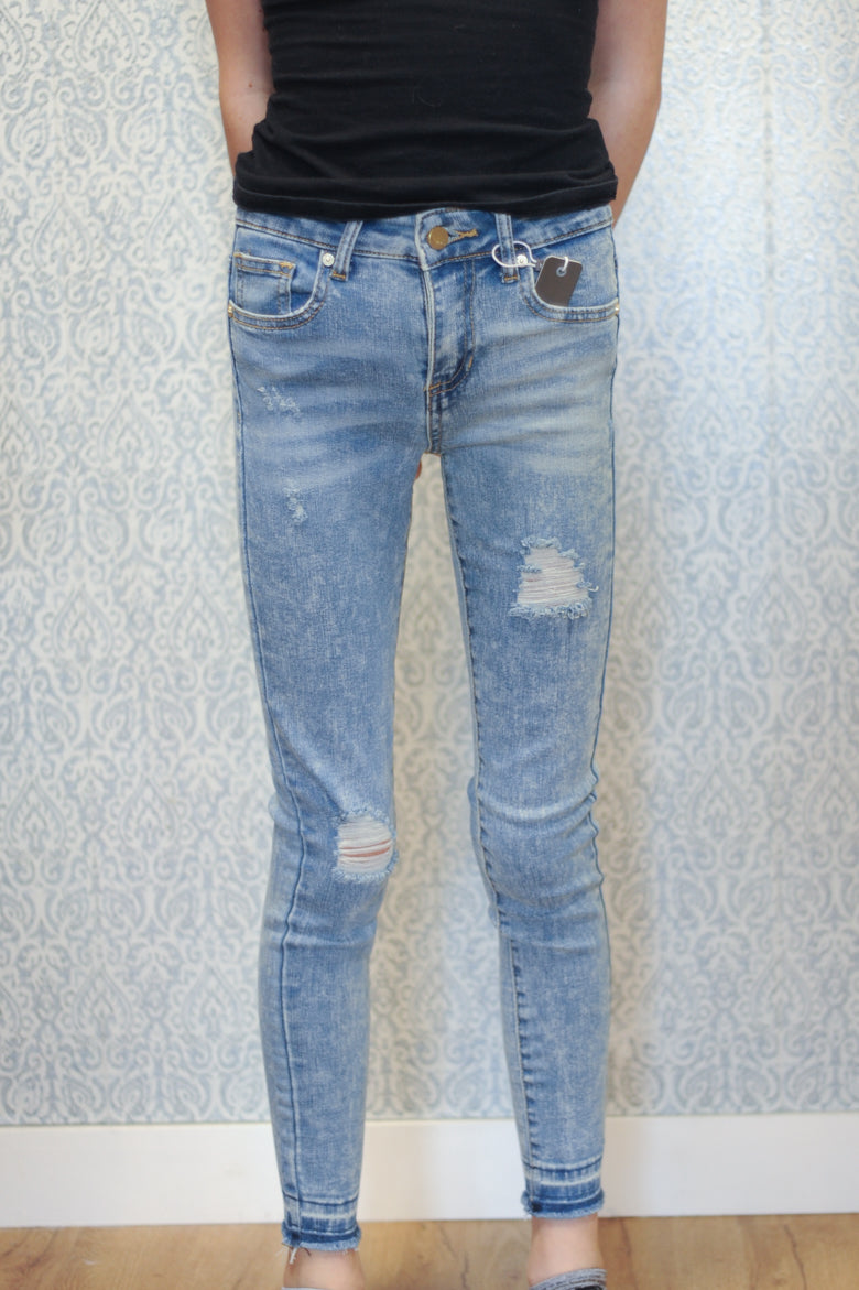 Tractr Girl High Rise Skinny w/destruction and Raw Hem Jeans