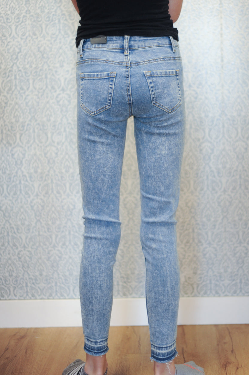 Tractr Girl High Rise Skinny w/destruction and Raw Hem Jeans